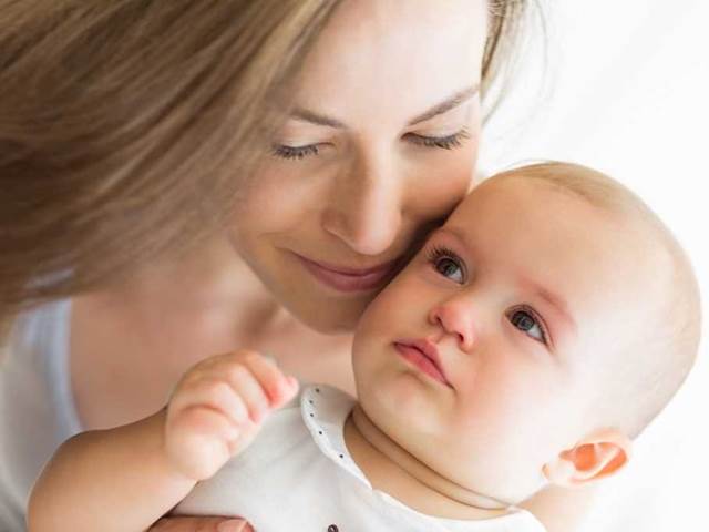 Trénink změny směru pohledu u kojence pomáhá učit se cizím jazykům