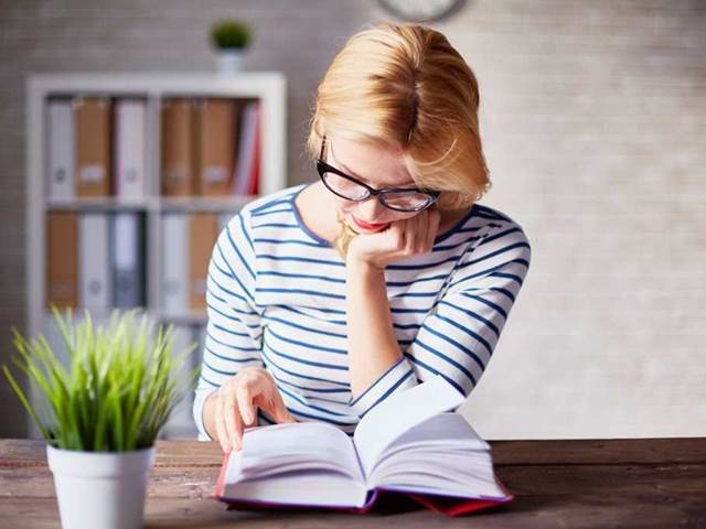 Sedavým čtením podává mozek životní výkony