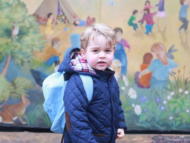 První fotka malého školáčka přímo od Kate: Princ George začal chodit do školky!