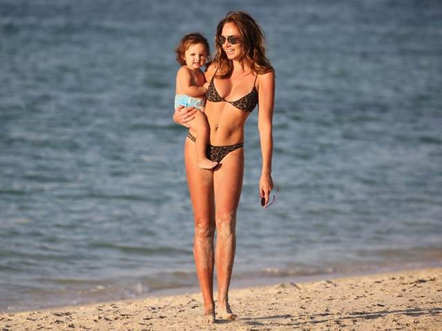 Tuhle maminu nic nepřekoná: Tamara Ecclestone vystavila tělo v bikinách!