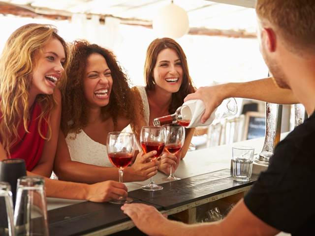Dělá nás sklenka vína opravdu šťastnějšími?