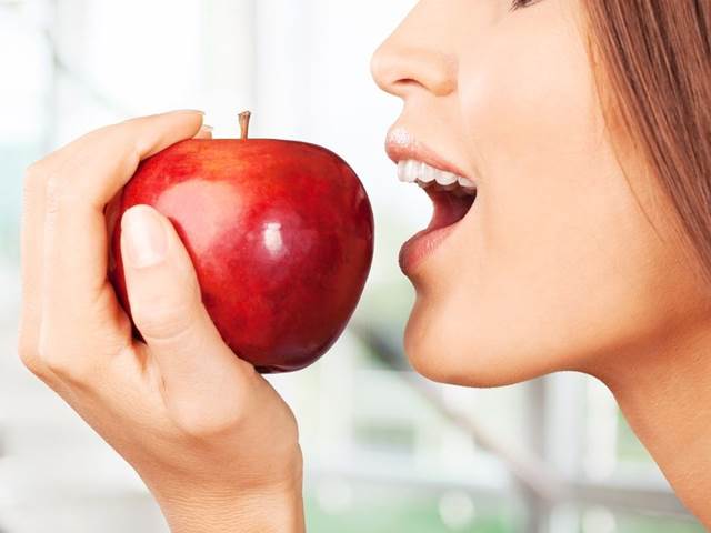 Česnekový dech: Zastaví ho jablka i salát
