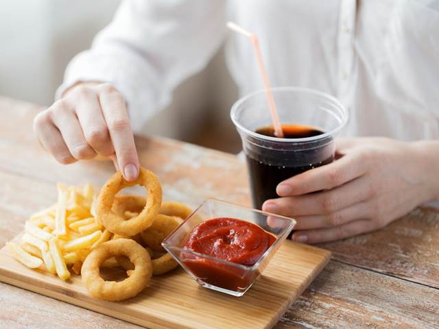 Za epidemii dětské obezity můžou limonády zdarma z fastfoodu