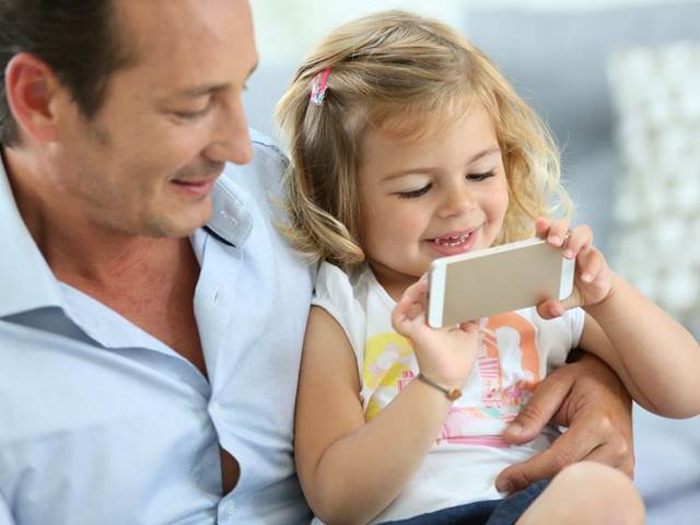 První mobil pro dítě? Naučte se desatero pro bezpečné používání