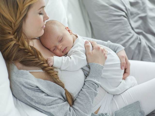 Narození dítěte připraví o spánek jen matky, nikoli otce