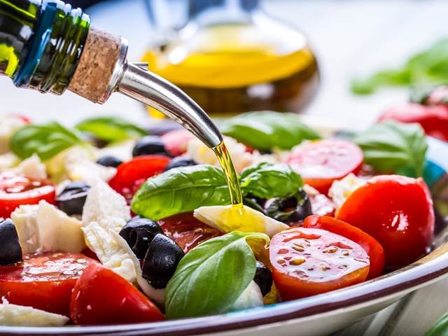 Olivový olej prodlužuje život, i když se po něm přibere