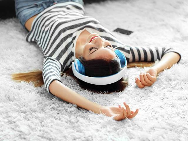 Stresující den: Jak se večer otrkat a usínat s čistou hlavou