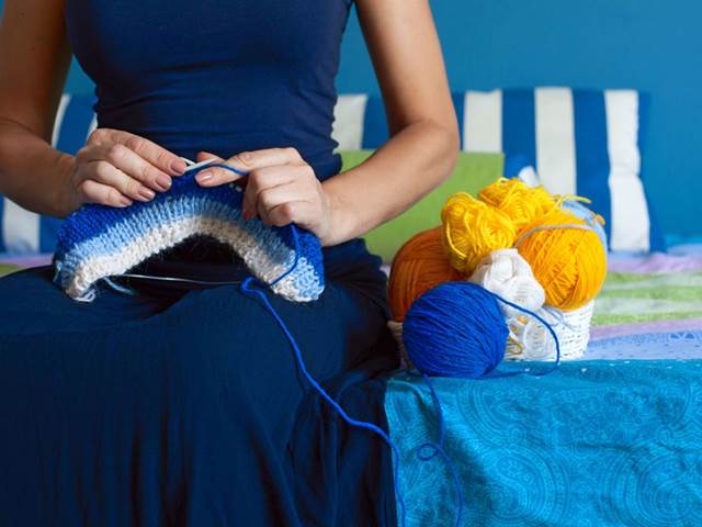Ideální lék na stres: Zklidní vás pletení nebo vybarvování