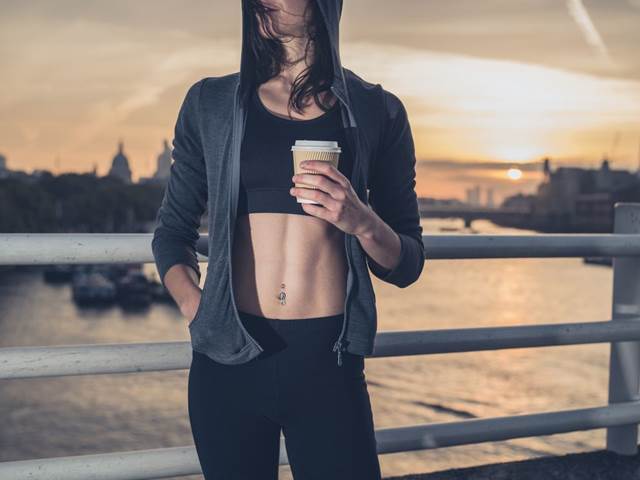 Kofein před cvičením zvýší spalování tuků i výkonnost svalů