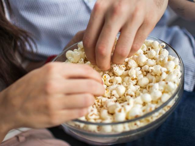 Nemůžete usnout? Pomůže popcorn nebo hrášek