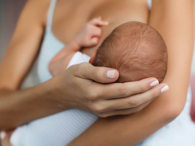 Kojení vždycky bolí. Obavy, které trápí nastávající maminky