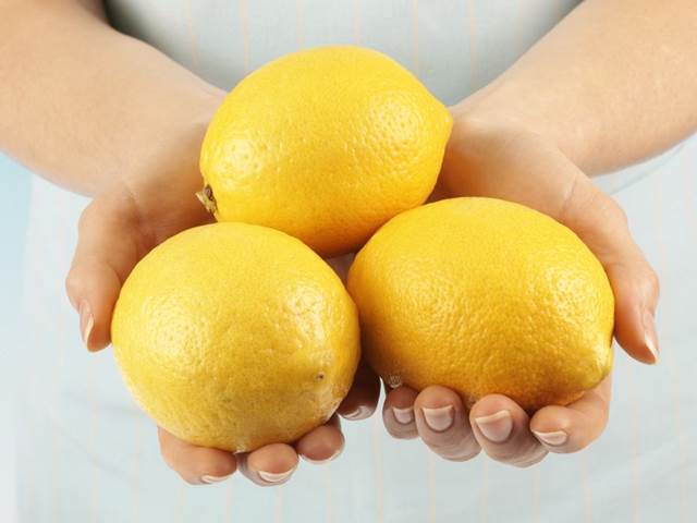 Opomíjené účinky citronu. Zbaví vás lupů i strií
