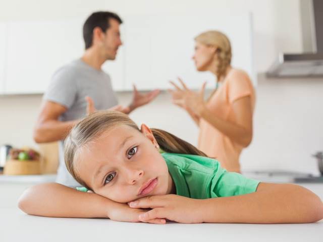 Děti po rozvodu nejlépe prospívají, když žijí střídavě u obou rodičů