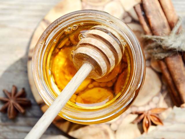 Med a skořice je silná dvojka pro zdraví. Zvyšuje imunitu a navodí klidný spánek