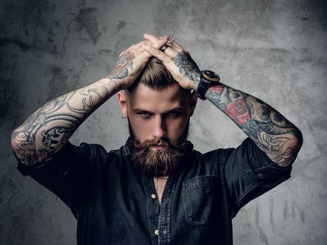 Šest z deseti žen je přitahováno muži s tetováním