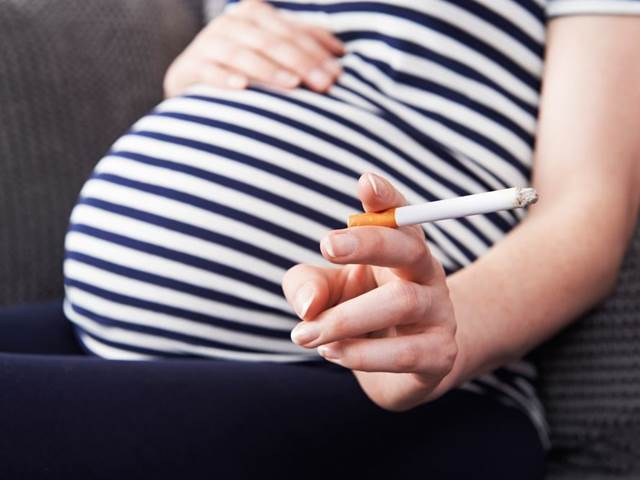 Kouření v těhotenství a před dětmi. Nezodpovědnost rodičů je pro lékaře zarážející