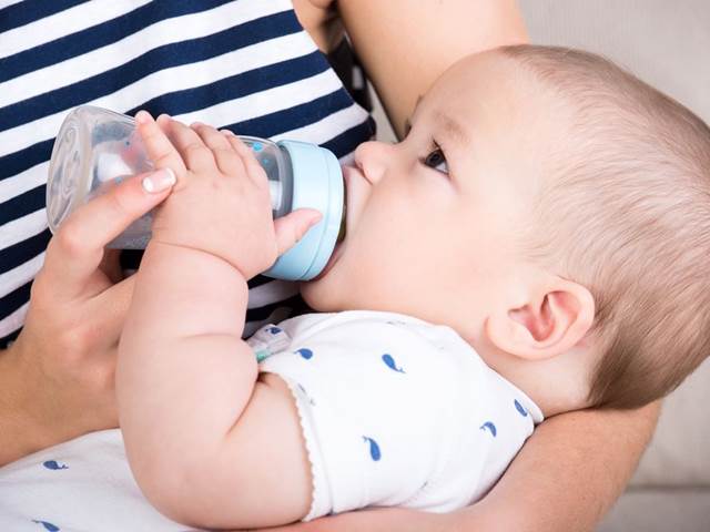 Nekvalitní kojenecké lahve poškozují mikroflóru novorozenců