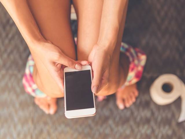 Používáním telefonu na toaletě riskujete hemeroidy