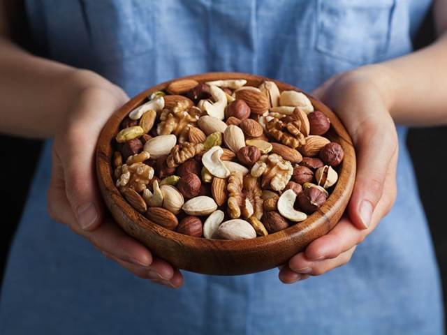 Dvě hrsti ořechů týdně sníží riziko rozvoje srdečních chorob