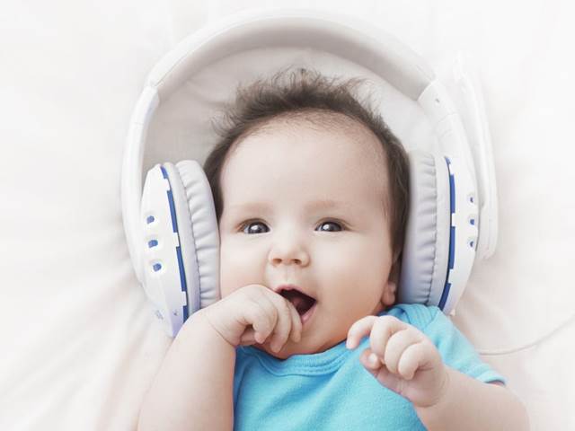 Přehrávání hudby novorozencům může zlepšit jejich schopnost učení