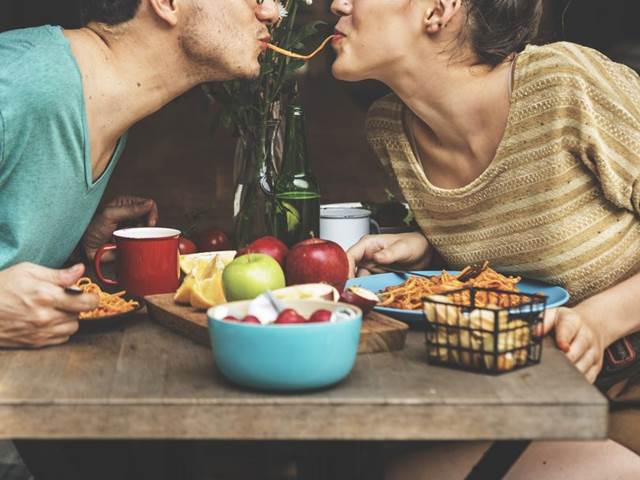 Ženy ve vztahu často začnou jíst nezdravěji, muži naopak mnohem zdravěji