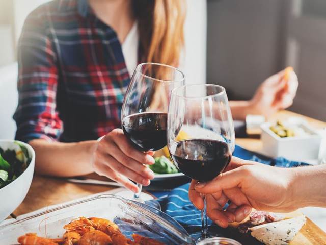 Důvody, proč kvůli sklence alkoholu tloustnete