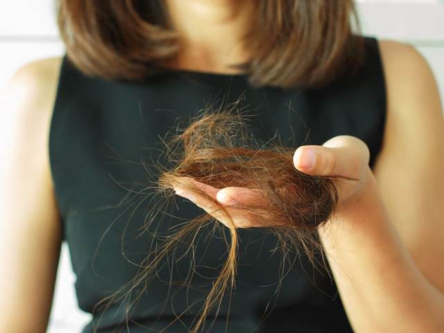 Triky s ricinovým olejem, které zastaví vypadávání vlasů