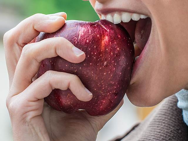 Tři jablka denně chrání před plicním selháním i u kuřáků