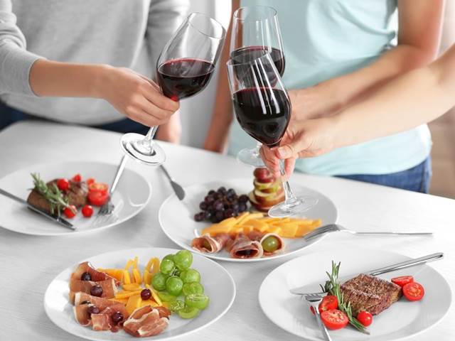 Střídmé popíjení alkoholu při jídle je zdravější než popíjení bez jídla