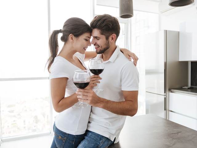 Páry, v nichž oba partneři pijí alkohol, bývají šťastnější