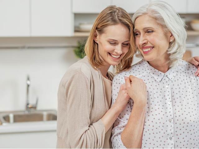 Neobvyklé příznaky Alzheimerovy choroby. Těch si u rodičů všímejte