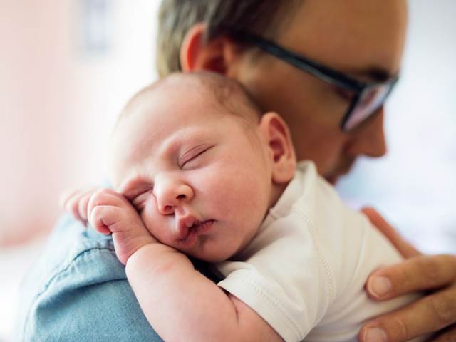 Novorozenci podobní svým otcům jsou zdravější, překvapují odborníci