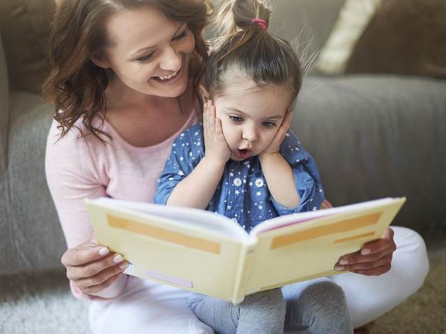 Čtení pohádek dětem do budoucna pomůže v běžném životě