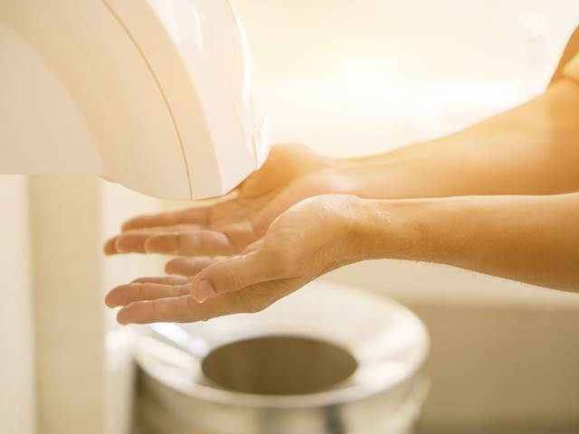 Proč nepoužívat vysoušeče rukou na veřejných toaletách. Jsou líhní bakterií
