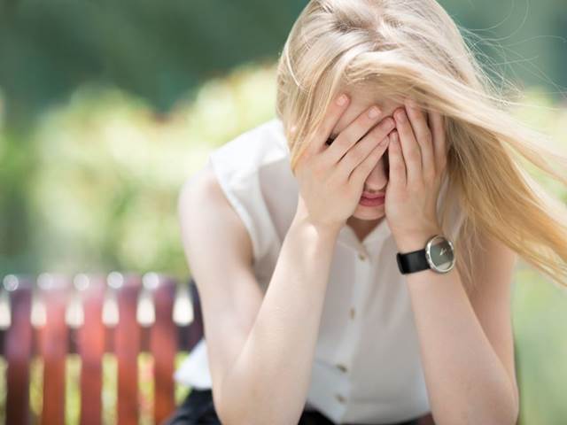 Deprese neznamená jen smutek. Jak se také může projevovat