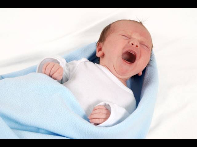 Nechejte dítě vyplakat až k spánku, radí nová studie