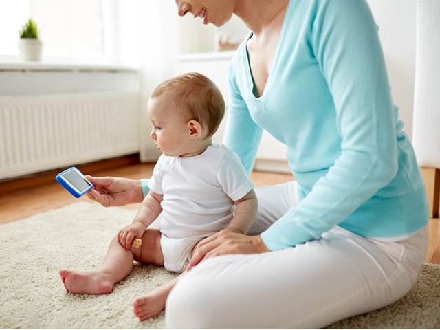 Používáte při kojení mobil? Podle vědců riskujete zdraví miminka