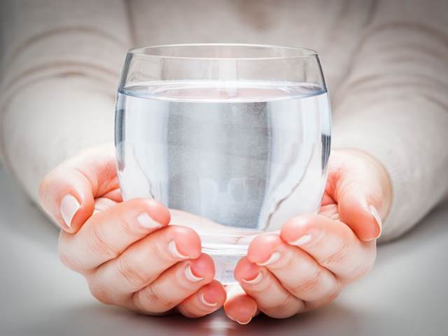 Proč je dobré dát si ještě před snídaní velkou sklenici vody