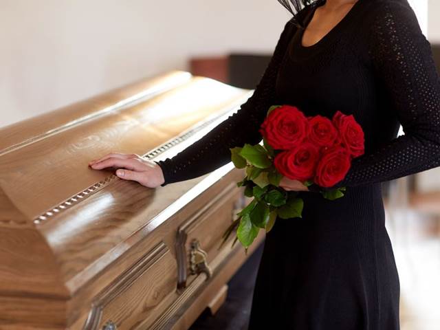 Stále častěji toužíme po netradičních pohřbech. Zjistěte, co je zrovna v kurzu