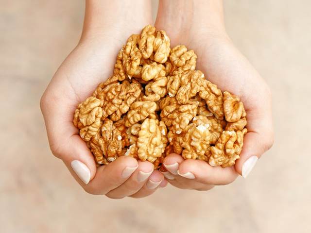 Lékem na vysoký cholesterol jsou i vlašské ořechy. A stačí jich jen malé množství