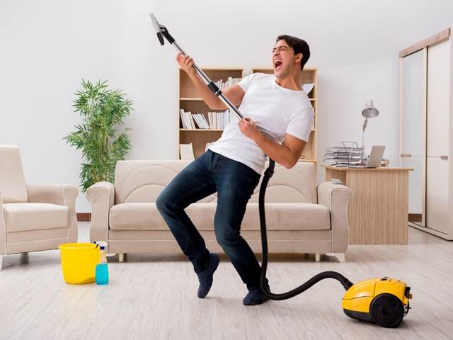 Čím více muži vydělávají, tím méně pomáhají s domácími pracemi