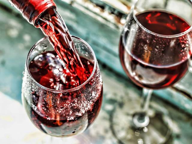 Látky v červeném víně brání růstu a šíření nádorů. Fungují i jako prevence