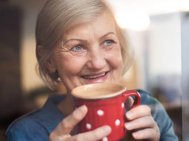 Oslazený čaj či káva pomáhají starým lidem k lepší náladě