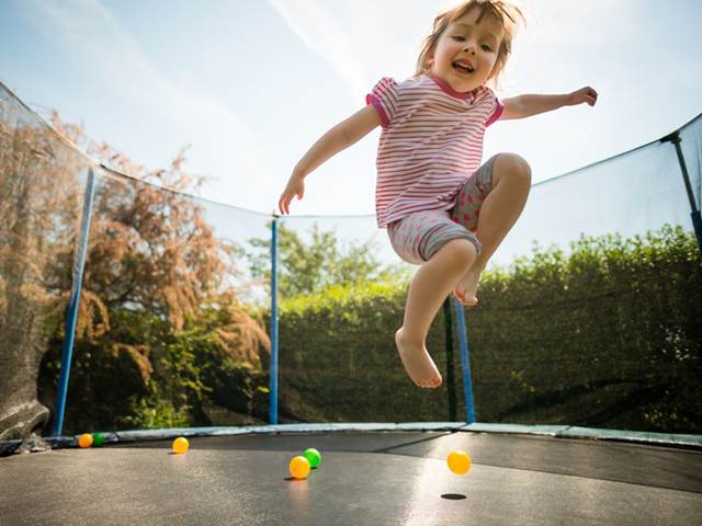 SOUTĚŽ: Zdravé a bezpečné skákání. Vyhrajte trampolínu Marimex