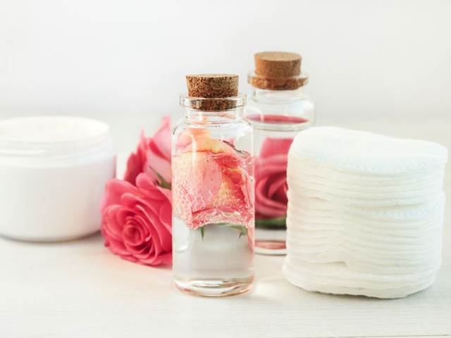Růžová voda by měla patřit do běžné kosmetické rutiny