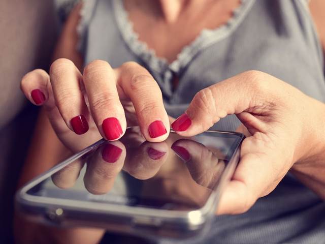 Za špatnou kvalitou pleti může být i mobilní telefon