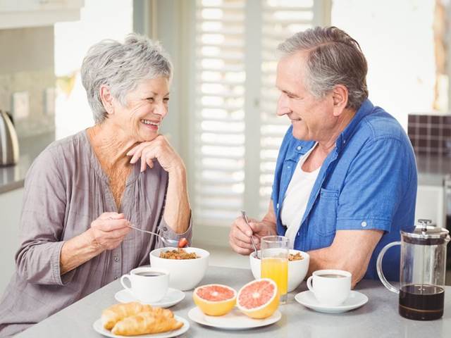 Jsme ve stáří milejší a štědřejší díky hormonům?