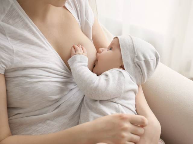 Matky uklidňující dětský pláč kojením přispívají k epidemii obezity