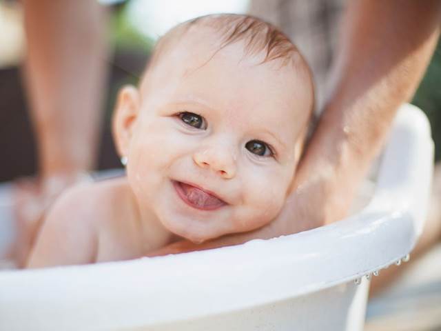 Kterých 30 testerek vyzkouší Dětské mycí mléko a šampon, Dětské tělové mléko a Dětské přebalovací podložky Linteo Baby