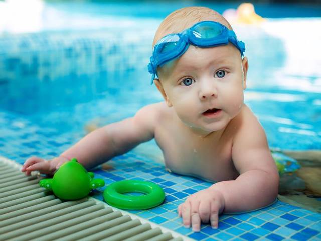 Plavání s miminkem. Co vědět, než vyrazíte na první lekci